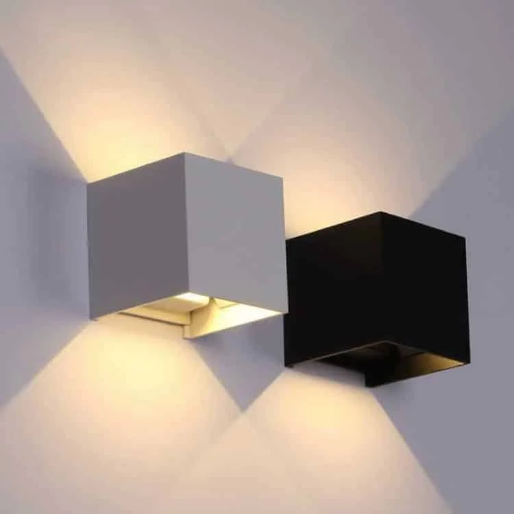 IP65-Wandleuchte mit unabhängig einstellbaren Lichtkegeln