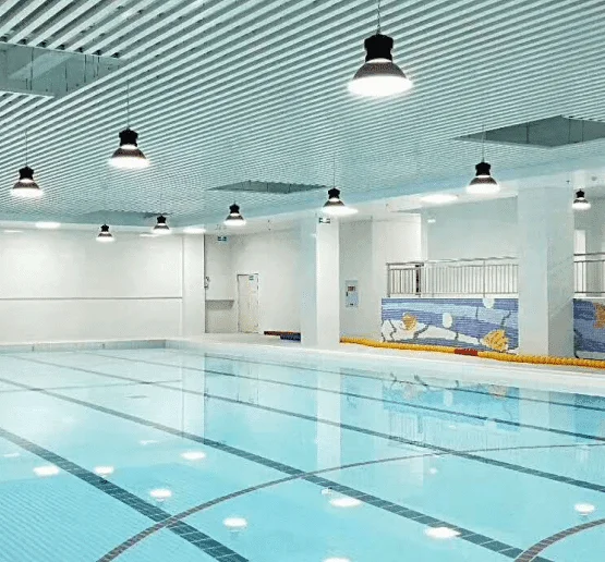 LED-Hallenleuchte für die Hallenbaddecke