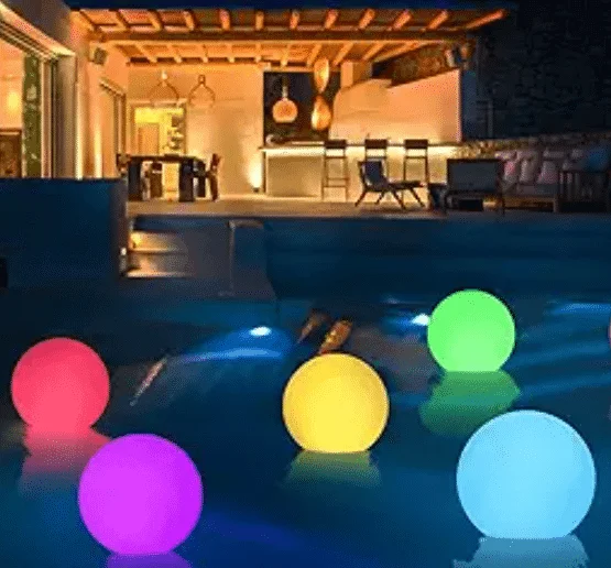 Schwimmende Poolleuchte.