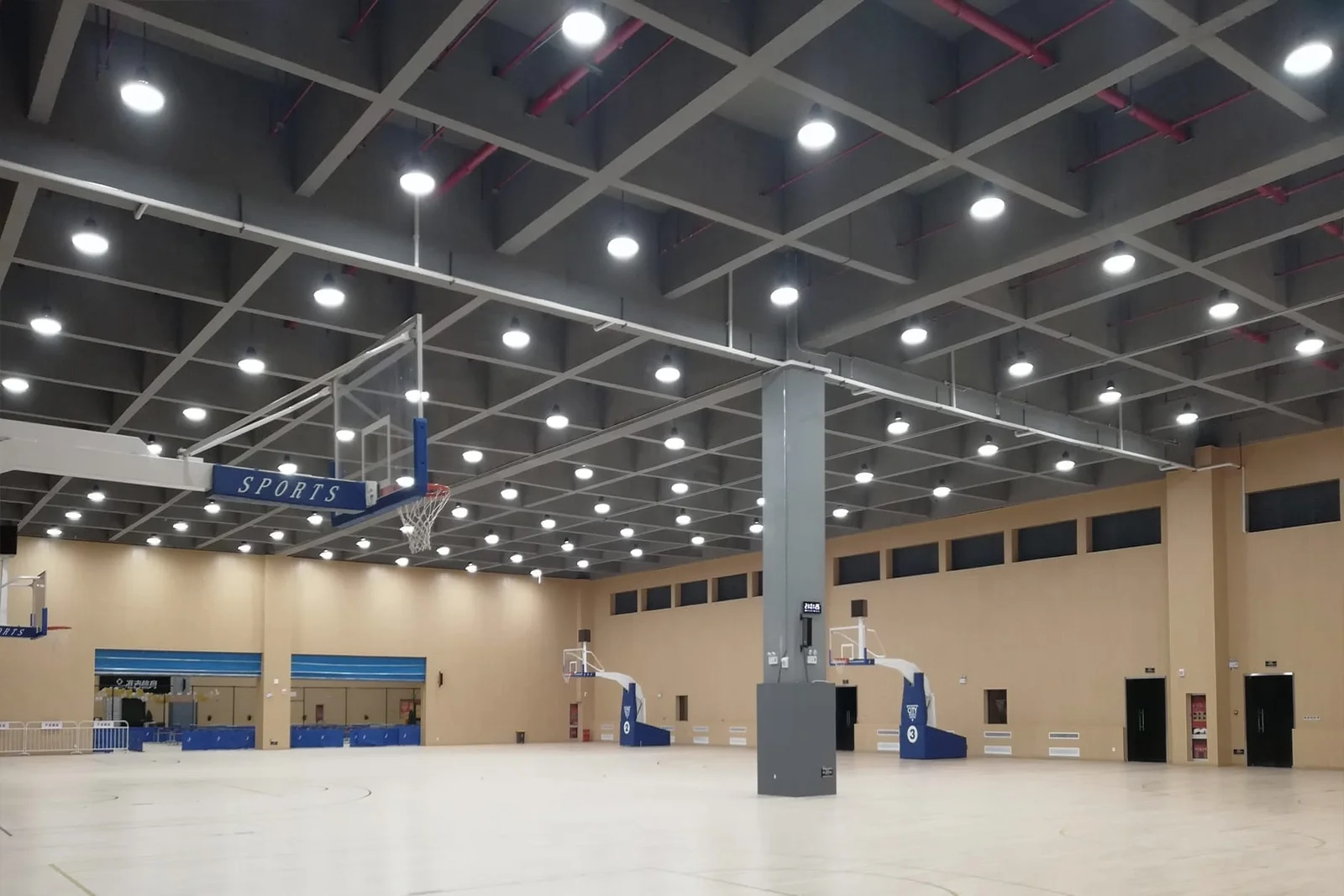 Hallenstrahler für eine Indoor-Sportanlage