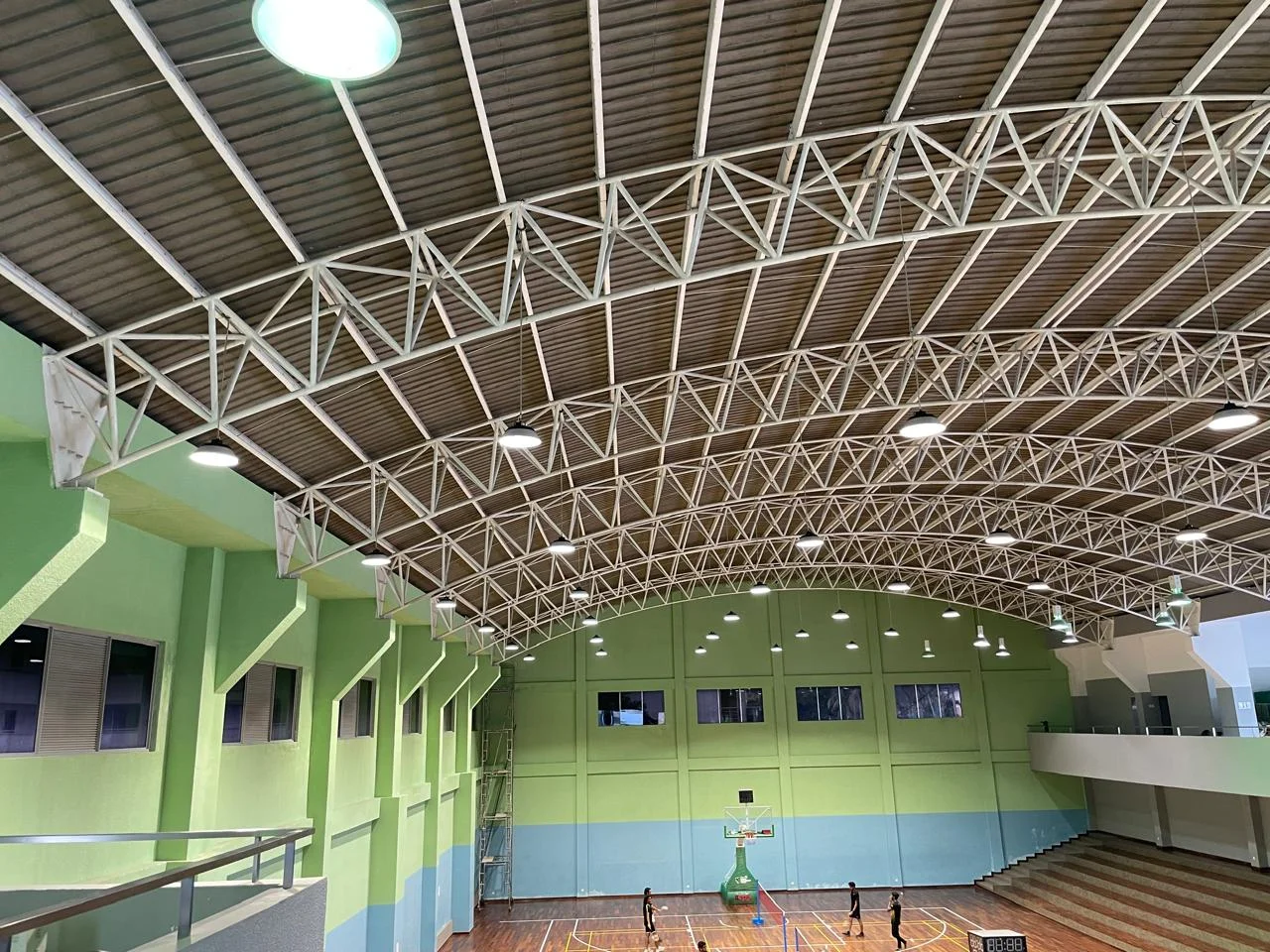 LED-Hallenbeleuchtung für eine Sportanlage