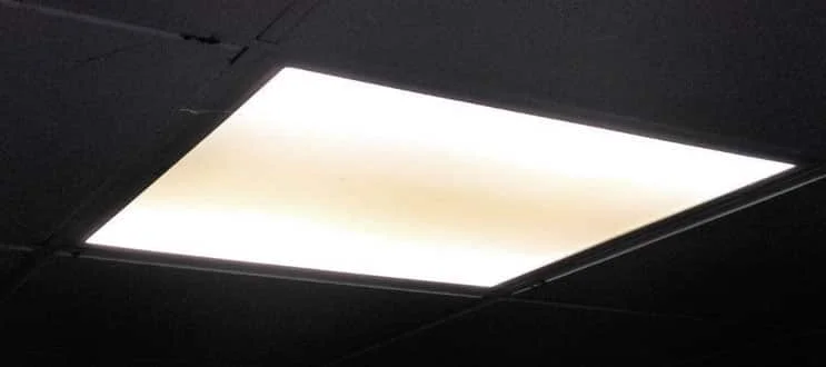 Vergilbte LED-Panels: Verschmutzung und innere Alterung unterscheiden