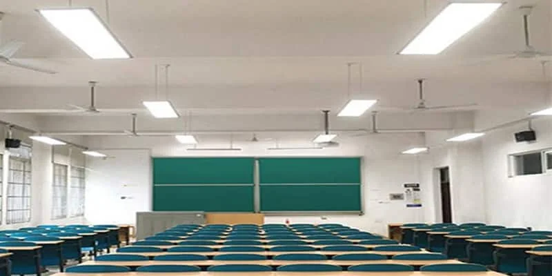 Abgehängte Lichtpanels für Unterrichtsräume 1